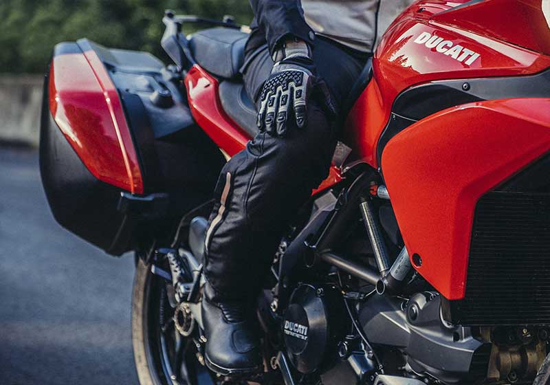 Dez equipamentos essenciais para andar de moto com segurança