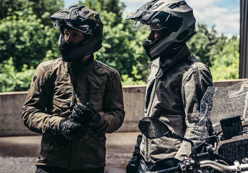 Piloto profissional de motocross no capacete e traje de proteção