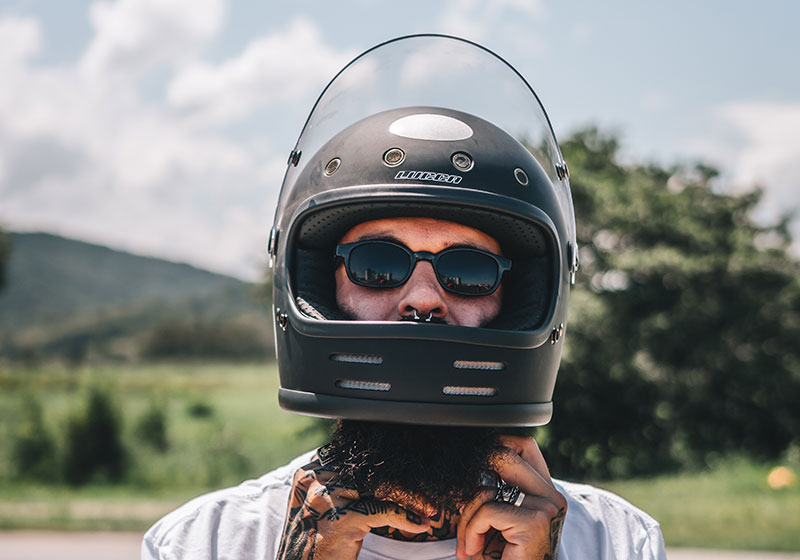 Piloto de motocross profissional com capacete e roupa de proteção